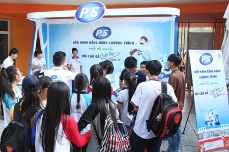 Hàng ngàn nụ cười tỏa sáng trên sân chơi Nét Vẽ Xanh - 2 Đây cũng chính là khu vực tập trung đông đảo các em nhỏ trong suốt chương trình.
