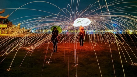 Trào lưu chụp ảnh phơi sáng đầy ấn tượng và nghệ thuật với steel wool