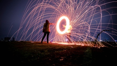 Trào lưu chụp ảnh phơi sáng đầy ấn tượng và nghệ thuật với steel wool