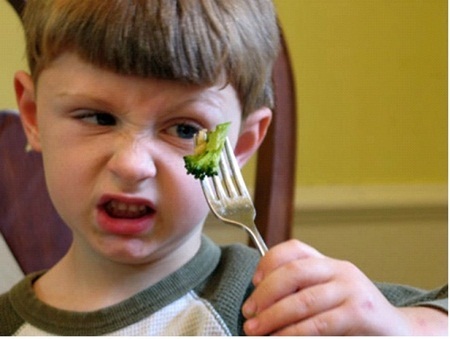 Chính những sai lầm của cha mẹ khiến con biếng ăn hơn