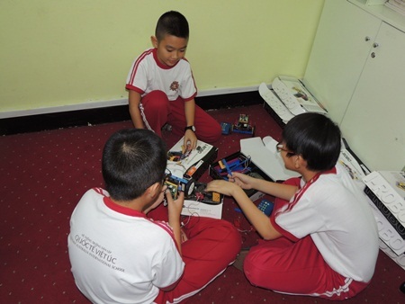 Say mê lập trình trước cuộc thi.