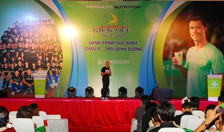 Giáo sư người Ý với chiến dịch dinh dưỡng cân bằng ở Việt Nam - 1 GS. De Angelis chia sẻ kiến thức dinh dưỡng, vận động trong “Hành trình sức khỏe” tại Việt Nam