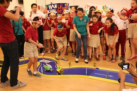 Vượt chướng ngại vật trong phần thi “Robot chinh phục hành tinh xanh”.