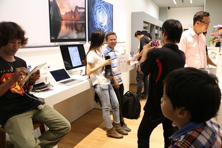 MC Trấn Thành hát tặng iFan liên tục 2 ca khúc tại F.Studio by FPT - 4 Khách hàng hào hứng khi được vẽ ký họa chân dung bản thân ngay trên iPad