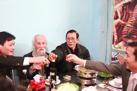 Các nghệ sĩ tại nhà hàng Hải sản gia đình