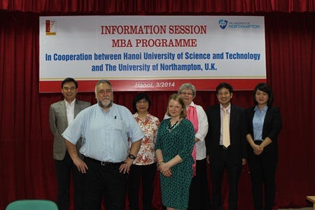 Đoàn công tác của ĐH Northampton chụp ảnh lưu niệm với Ban Lãnh đạo Viện Đào tạo Quốc tế (SIE)