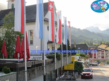 Hội thảo du học Thụy Sĩ, học viện HTMi - 1 Phía trước trường HTMi: Bến xe buýt, bưu điên, siêu thị…ngay cạnh HTMi.