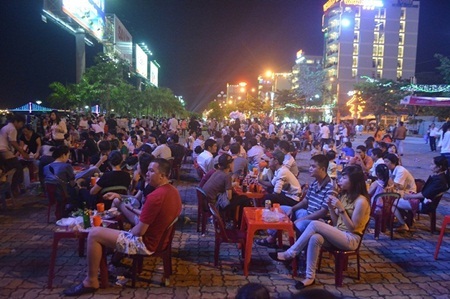 Hôm nay đi đâu, làm gì? - 1 Những “xập xệ vỉa hè” là
điểm hẹn bất đắc dĩ của rất nhiều bạn trẻ