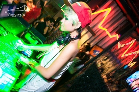 Hôm nay đi đâu, làm gì? - 2 Âm nhạc với sự biểu diễn
của các DJ hàng đầu là điểm cộng hấp dẫn của beer club Vuvuzela