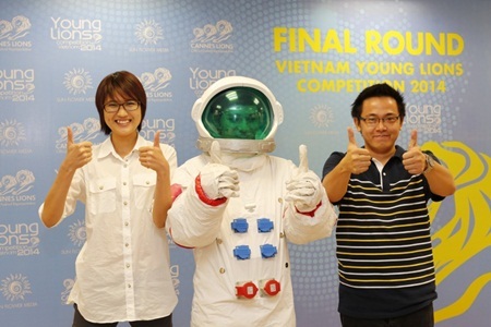 Các thành viên đội The 9epic và “phi hành gia”