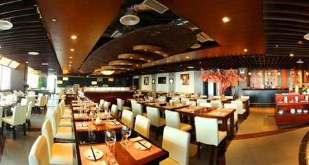 Nhà hàng Akari Moon tiện nghi và thoáng đãng