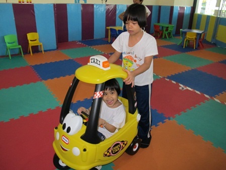 CapitaLand tổ chức ngày Chơi và Học cho trẻ đường phố