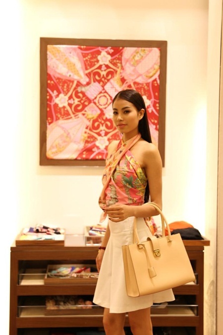 Biến tấu phong cách với khăn choàng mùa hè