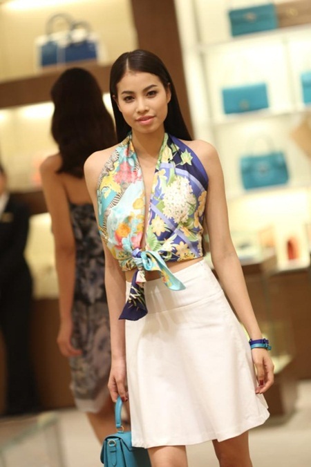 Biến tấu phong cách với khăn choàng mùa hè