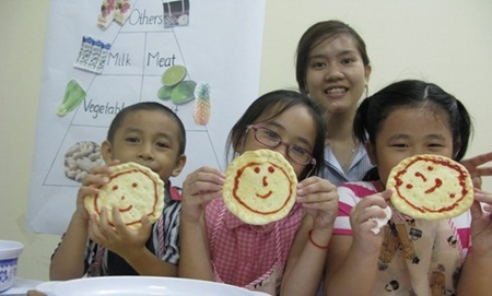Các em thực hành làm bánh Pizza trong Chương trình OSI 2013