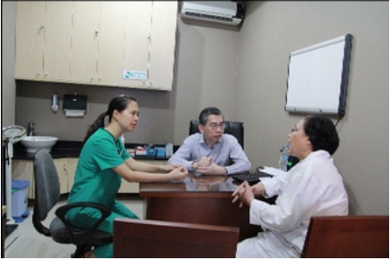 Gia tăng cơ hội chữa khỏi ung thư phổi - 3 TS.BS Lim Hong Liang đang tư vấn điều trị ung thư tại Bệnh viện Thu Cúc