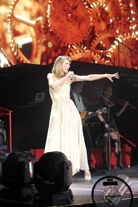 Khoảnh khắc lịch sử của fan Taylor Swift Việt Nam - 5 Taylor dịu dàng say đắm trong ca
khúc EnchaŮted