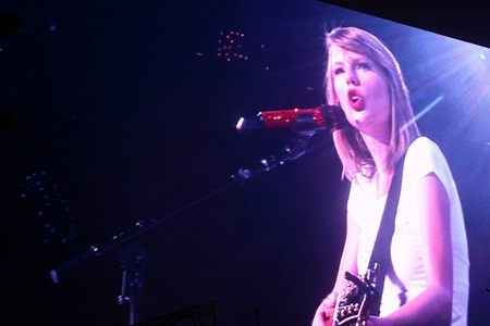 Khoảnh khắc lịch sử của fan Taylor Swift Việt Nam - 7 Taylor trên màn hình lớn tại buổi
diễn