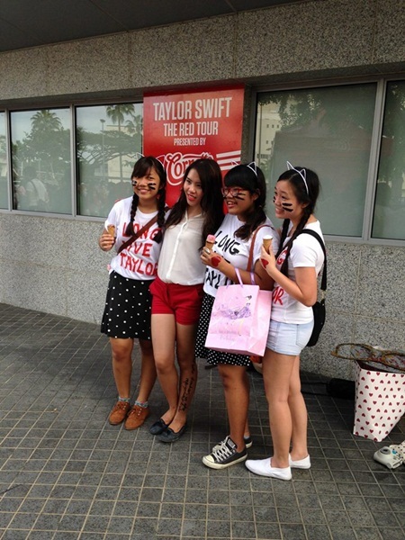 Khoảnh khắc lịch sử của fan Taylor Swift Việt Nam - 9 Các bạn từ fan club Taylor Swift
Vietnam tranh thủ pose hình trước giờ xem buổi diễn