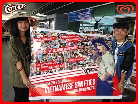 Khoảnh khắc lịch sử của fan Taylor Swift Việt Nam - 3 Tôn Chí Long và Tôn Phụng Xuân hí
hửng chụp ảnh cùng Taylor SwifŴ