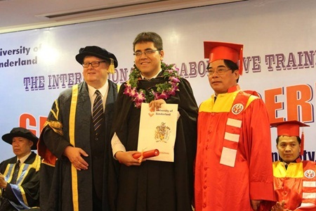 Chọn Sunderland, chọn tương lai thành công - 1 Sinh viên Nguyễn Trần Quốc Khánh trong lễ tốt nghiệp 2013.