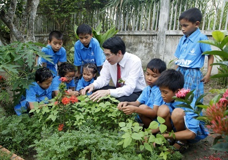 Tiến Sĩ Nguyễn Thắng vui chơi trong vườn cùng các trẻ em cơ nhỡ tại nhà nuôi trẻ Hướng Dương