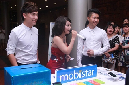 Trung Quân Idol, Phạm Anh Khoa hào hứng trao giải tới khán giả trải nghiệm smartphone Mobiistar - 4 Minh Vương M4U và Hương Trà đọc các lá thăm may
mắn
