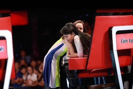 Cô không kìm được những giọt nước mắt vì thí sinh quá hiếu thảo