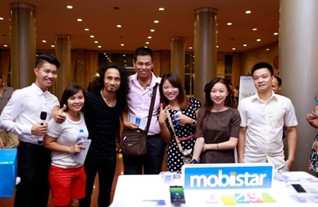 Trung Quân Idol, Phạm Anh Khoa hào hứng trao giải tới khán giả trải nghiệm smartphone Mobiistar - 6 Khán giả nhận được quà tặng Change Package từ
Mobiistar do Anh Khoa trao tặng