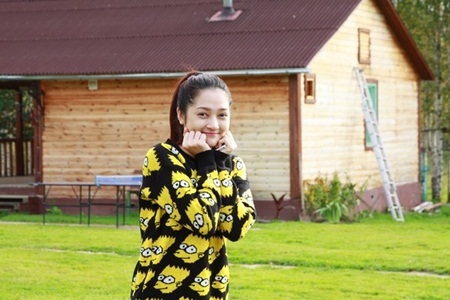 Xinh tươi trong chuyến lưu diễn đầu tiên tại Nga.