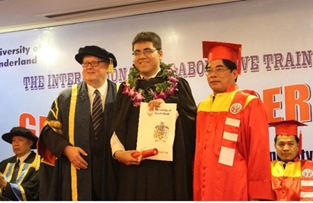 Đại học Sunderland, thành công đến từ uy tín và chất lượng - 1 Nguyễn Trần Quốc Khánh trong Lễ tốt nghiệp năm 2013
