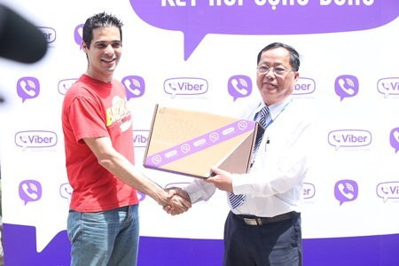 Ông
Talmon Marco – CEO Viber trao tặng 10 bộ máy tính laptop cho Trung tâm.