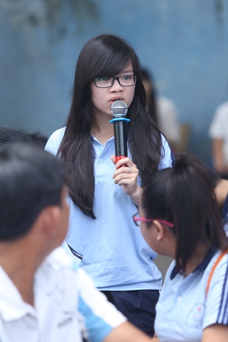 Ông
Talmon Marco – CEO Viber trao tặng 10 bộ máy tính laptop cho Trung tâm.