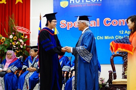 Học viên nhận bằng tốt nghiệp từ lãnh đạo OUM trong lễ tốt nghiệp ngày 12/4/2014.