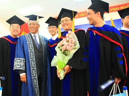 Niềm vui của các tân thạc sỹ MBA - OUM trong lễ tốt nghiệp.