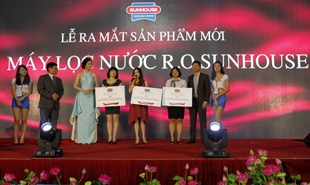 Đại diện Tập đoàn Sunhouse trao tặng máy lọc nước cho 3 trường mầm non