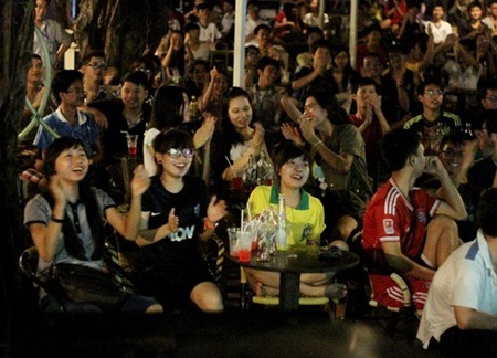 Tín đồ Việt thưởng thức bóng đá đỉnh cao như thế nào? - 2 Giới trẻ hứng thú với hoạt động xem bóng đá trực tiếp bằng
màn hình lớn ngoài trời