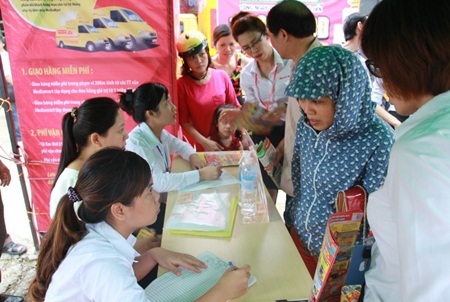 Tấp nập khách ra vào cửa siêu thị