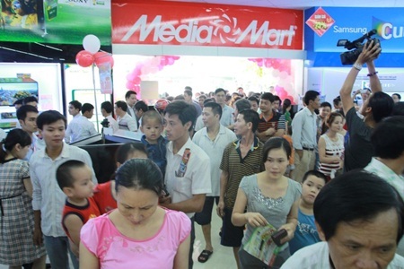 Các gian hàng đều chật kín khách hàng hỏi thông tin sản phẩm