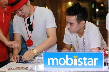 FB Boiz cùng fans hào hứng thử độ bền của Kim Cương Đen - 3 Họ cũng