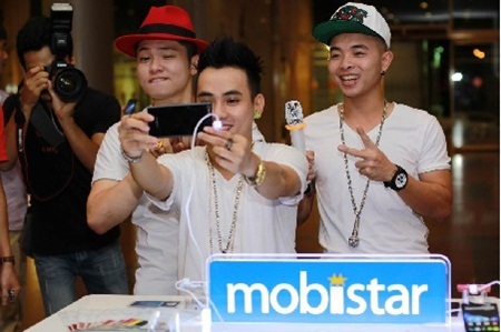 FB Boiz cùng fans hào hứng thử độ bền của Kim Cương Đen - 4 Sau khi không thể làm gì PRIME 508, họ chuyển sang thử camera của máy