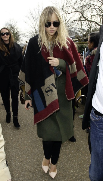 Suki Waterhouse xúng xính trong chiếc poncho ấm áp.