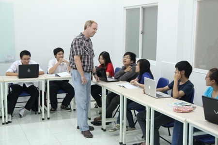 Tại sao sinh viên chọn học ngành Quản trị kinh doanh tại UEF? - 2 Chương trình đào tạo gắn kết thực tiễn được áp dụng hiệu quả.