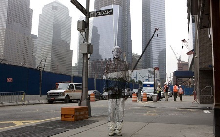 Thú vị khi xem người đàn ông... tàng hình - 1 Trong bức hình này Bolin đang đứng trước toà tháp Freedom ở New York.