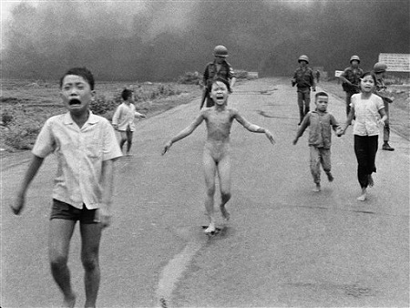 Sự ra đi của những phóng viên huyền thoại trong cuộc chiến tranh VN - 10 Bức ảnh “Em bé Napalm” của phóng viên AP Nick Ut đoạt giải Pulitzer 1972