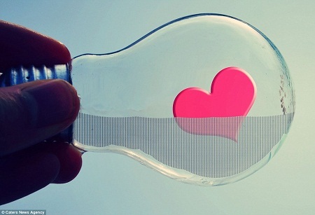 Thế giới thu nhỏ trong chiếc bóng đèn   - 11 Love is in the air (Tình yêu trong từng hơi thở)