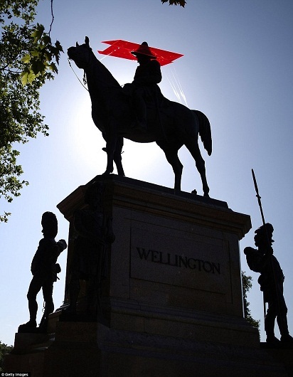 “Mĩ nam” nổi tiếng London một thời, chàng Brummel đứng duyên dáng trên phố Jerrmyn.