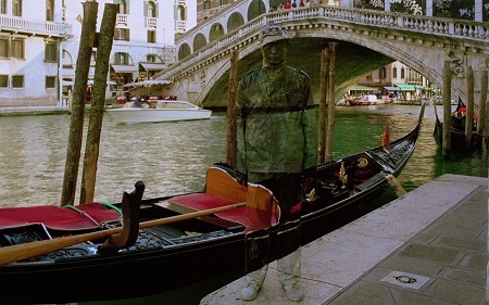 Thú vị khi xem người đàn ông... tàng hình - 12 Liu Bolin đứng trước cầu Ponte di Rialto ở Venice