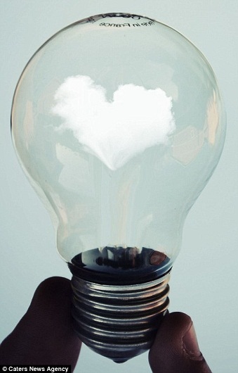 Thế giới thu nhỏ trong chiếc bóng đèn   - 13 Love is in the air (Tình yêu trong từng hơi thở)
