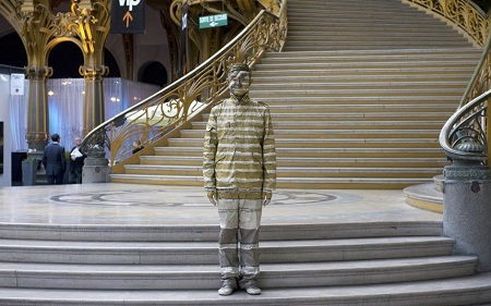 Thú vị khi xem người đàn ông... tàng hình - 18 Liu Bolin trong bảo tang Grand Palais ở Paris